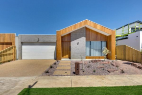 Modern beach house 4 bedroom-12 Sleep
